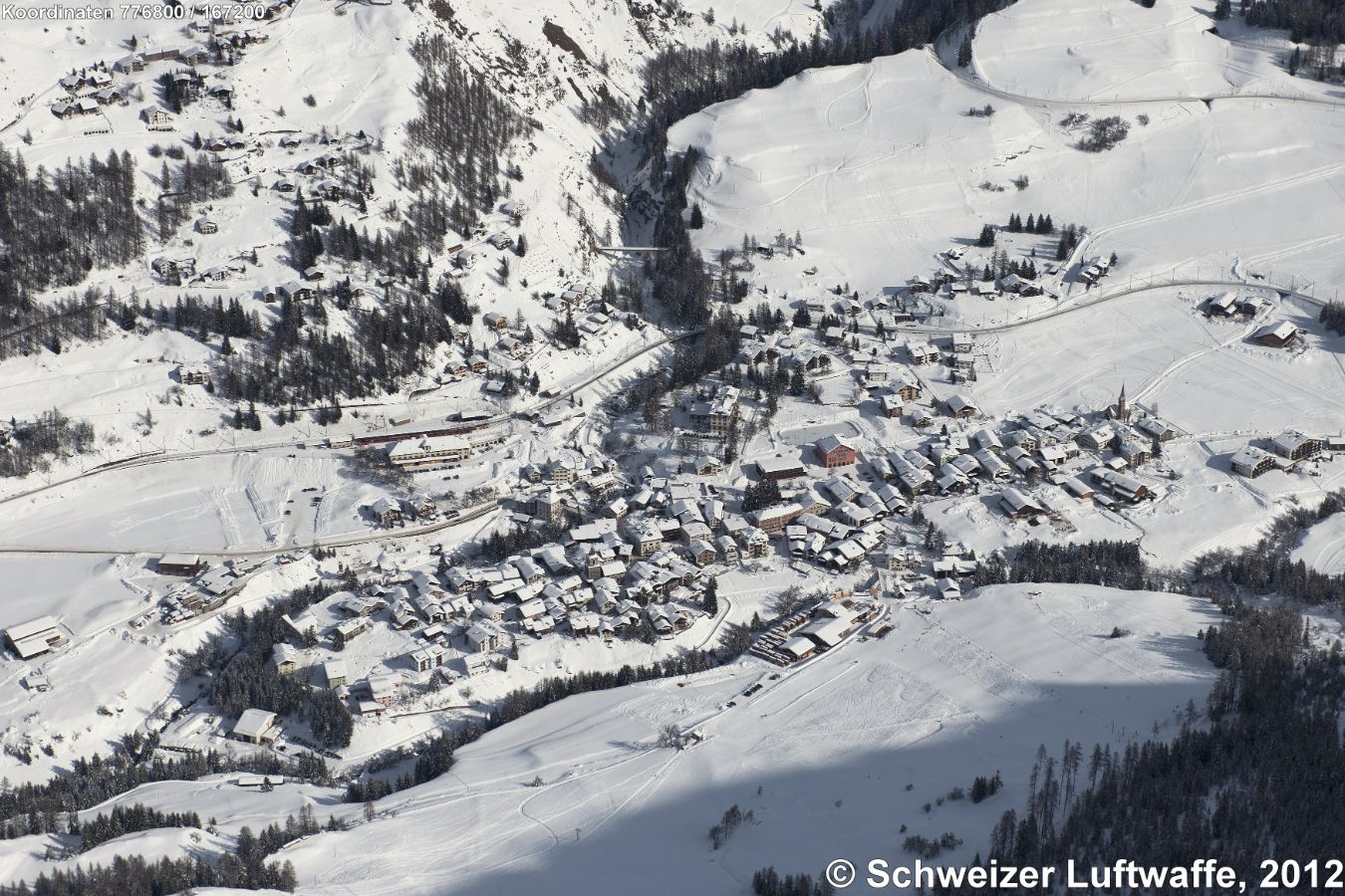 Bergün, Bildmitte Bahnhof RhB, darüber Latsch. Val Tuors gegen Osten